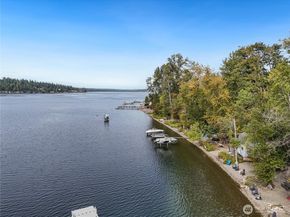 936 NE 207th Place NE, Sammamish WA 98074