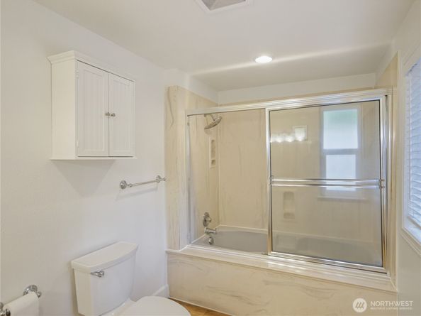 936 NE 207th Place NE, Sammamish WA 98074