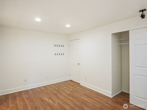 936 NE 207th Place NE, Sammamish WA 98074