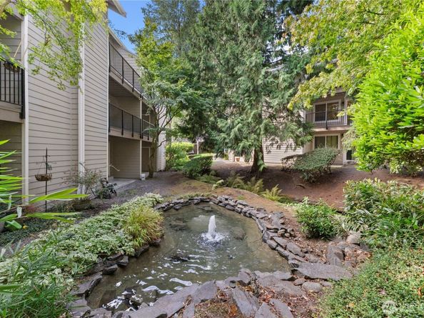 19855 25th Avenue NE 111, Shoreline WA 98155