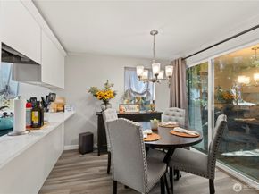 19855 25th Avenue NE 111, Shoreline WA 98155