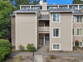 19855 25th Avenue NE 111, Shoreline WA 98155