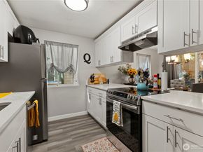 19855 25th Avenue NE 111, Shoreline WA 98155