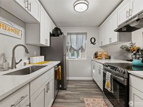 19855 25th Avenue NE 111, Shoreline WA 98155