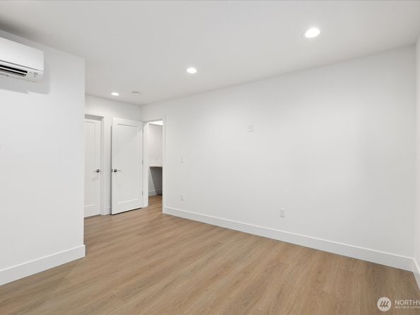 2349 NE 127 Street B, Seattle WA 98125