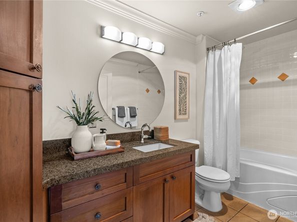 3919 Latona Avenue NE 305, Seattle WA 98105