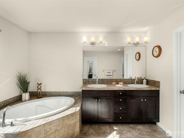 8214 NE 163rd Place, Kenmore WA 98028