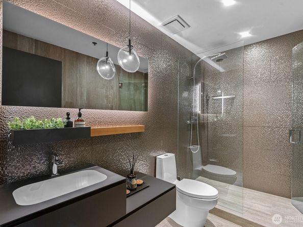 2717 Western Avenue PH04, Seattle WA 98121