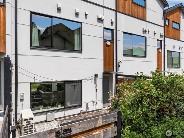 3901 S Cloverdale Street E, Seattle WA 98118