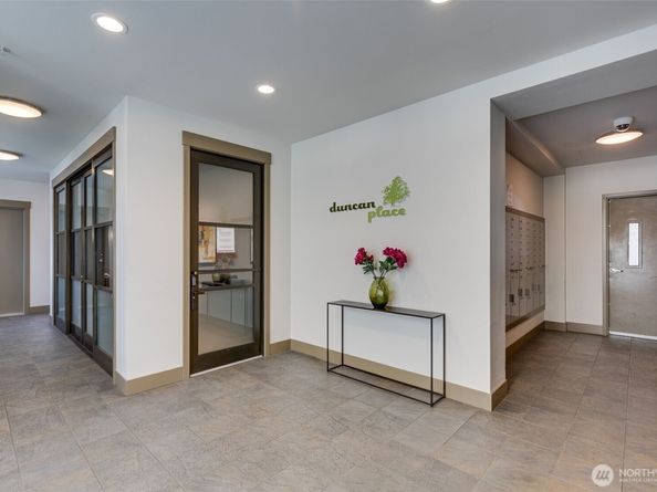 4547 8th Avenue NE 204, Seattle WA 98105