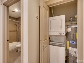 4547 8th Avenue NE 204, Seattle WA 98105