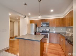 4547 8th Avenue NE 204, Seattle WA 98105