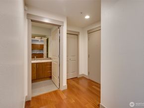 4547 8th Avenue NE 204, Seattle WA 98105