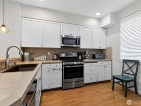 10901 124th Avenue NE 24, Kirkland WA 98033