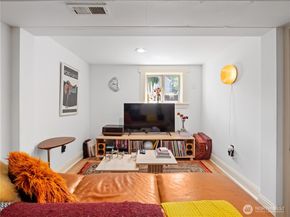 9701 Roosevelt Way NE, Seattle WA 98115