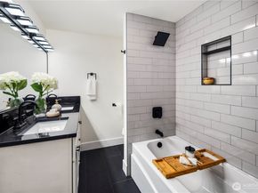 5520 Brooklyn Avenue NE, Seattle WA 98105