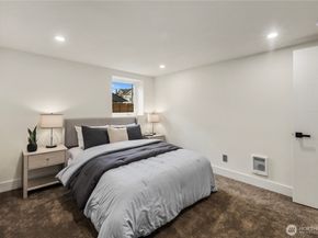 5520 Brooklyn Avenue NE, Seattle WA 98105