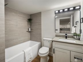 5520 Brooklyn Avenue NE, Seattle WA 98105