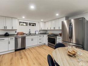 5520 Brooklyn Avenue NE, Seattle WA 98105