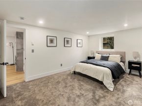 5520 Brooklyn Avenue NE, Seattle WA 98105