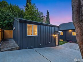 5520 Brooklyn Avenue NE, Seattle WA 98105