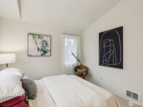 9242 Woodlawn Avenue N B, Seattle WA 98103