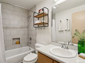 9242 Woodlawn Avenue N B, Seattle WA 98103