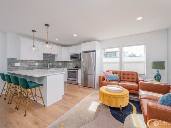 3015 61st Avenue SW B, Seattle WA 98116