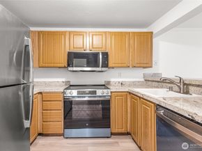 10026 NE 127th Place D117, Kirkland WA 98034