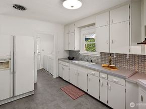 1564 NE Serpentine Place, Shoreline WA 98155