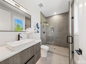 10204 NE 43rd Street, Kirkland WA 98033