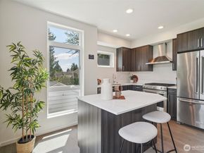 9032 14th Avenue NW D, Seattle WA 98117