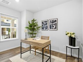 19244 NE 69th Circle 104, Redmond WA 98052