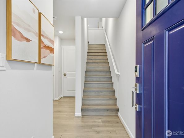 19244 NE 69th Circle 104, Redmond WA 98052