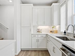 19244 NE 69th Circle 104, Redmond WA 98052