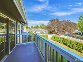 5813 S 238th CT F2, Kent WA 98032