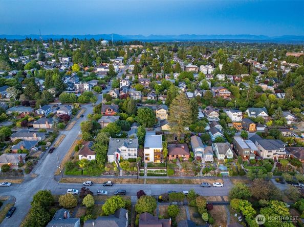 8244 2nd Avenue NE, Seattle WA 98115