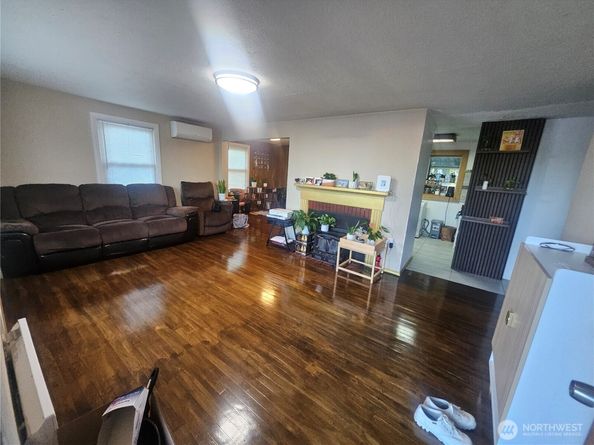 13727 37th Avenue S, Tukwila WA 98166
