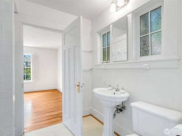 5412 Kensington Place N, Seattle WA 98103