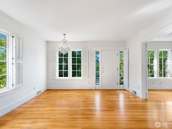 5412 Kensington Place N, Seattle WA 98103