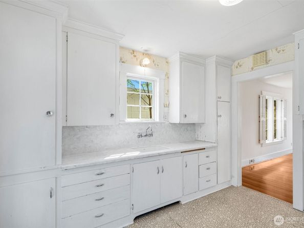 5412 Kensington Place N, Seattle WA 98103