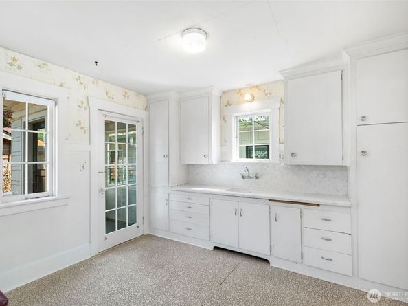 5412 Kensington Place N, Seattle WA 98103