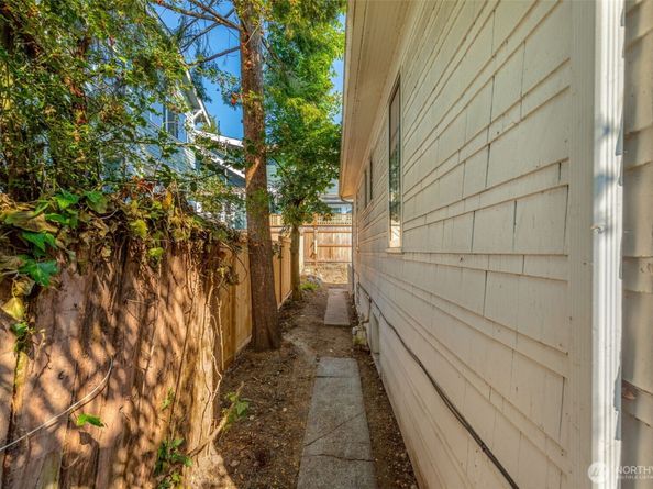 5412 Kensington Place N, Seattle WA 98103