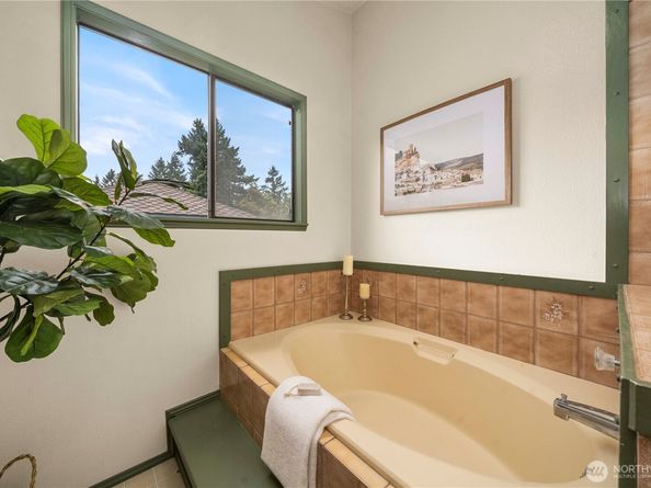 32338 11th Avenue SW, Federal Way WA 98023