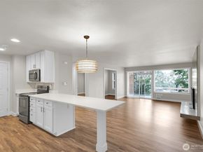 2514 57th Avenue SW 102, Seattle WA 98116