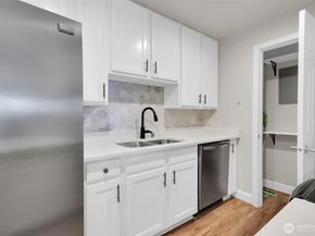 2514 57th Avenue SW 102, Seattle WA 98116
