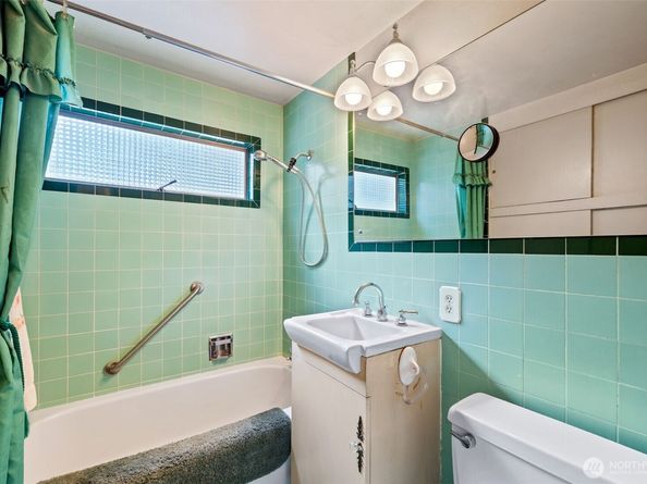 16023 35th Avenue NE, Lake Forest Park WA 98155