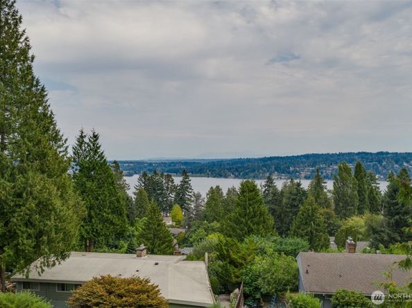 16023 35th Avenue NE, Lake Forest Park WA 98155