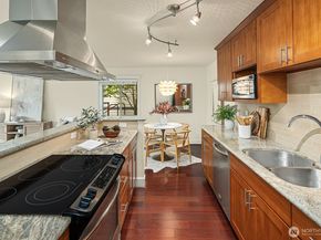 3208 81st Place SE D102, Mercer Island WA 98040