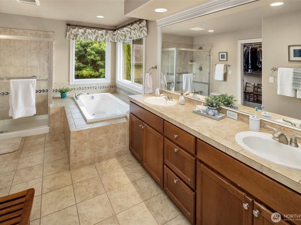 27519 SE 28th Place, Sammamish WA 98075